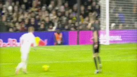 维拉新援拉什福德首秀引球迷狂热追捧，球队状态出色